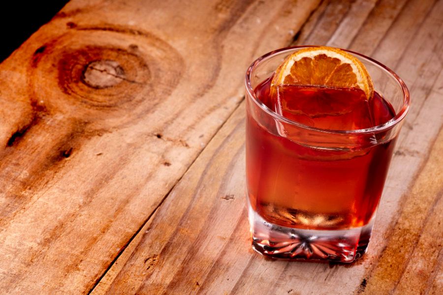Historia i Przepis na Negroni: Doskonały Drink z Nutą Historii